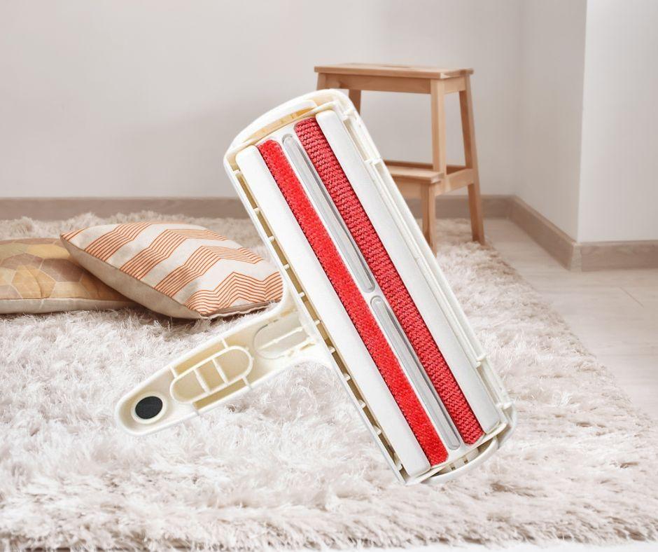 Rouleau-anti-poils-chien-Cleanoutou™-rouge
